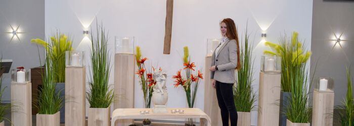 Imke Lippert in der Trauerhalle des Bestattungshauses Kuhfuß-Lippert